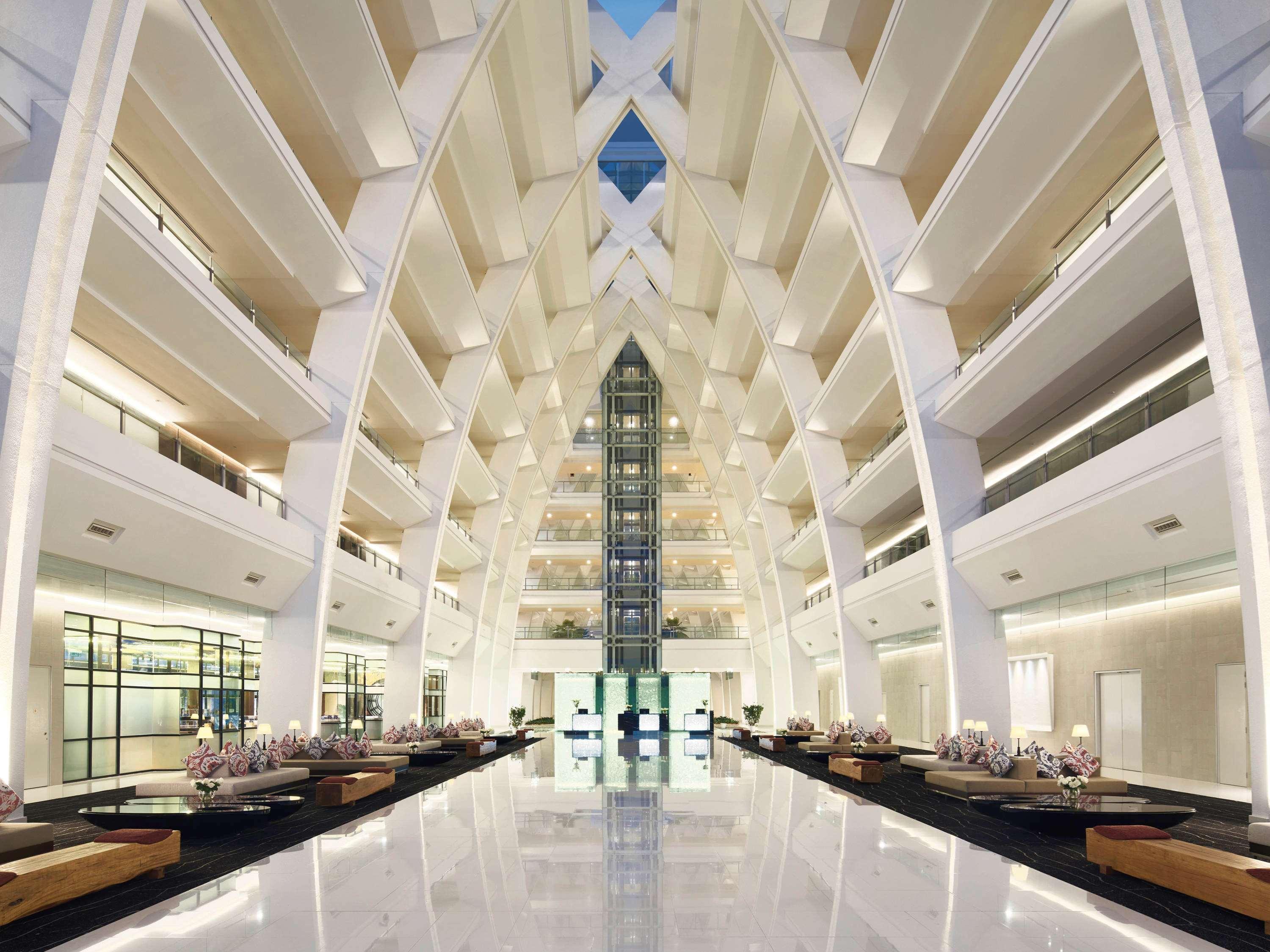 เมอเวนปิค โฮเต็ล แอนด์ คอนเวนชั่น เซ็นเตอร์ เคแอลไอเอ Hotel เซปัง ภายนอก รูปภาพ The lobby of the hotel