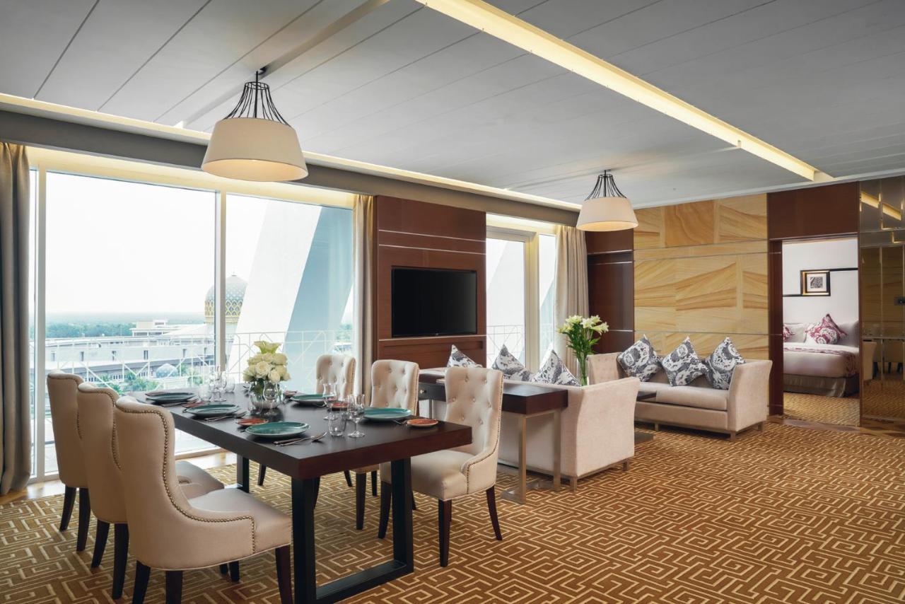 เมอเวนปิค โฮเต็ล แอนด์ คอนเวนชั่น เซ็นเตอร์ เคแอลไอเอ Hotel เซปัง ภายนอก รูปภาพ A suite at the hotel